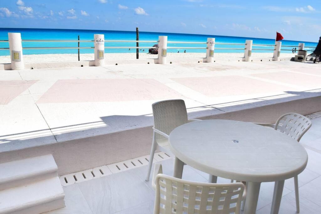 Ocean front Villa, best locacion in hotel zone Cancún Exterior foto